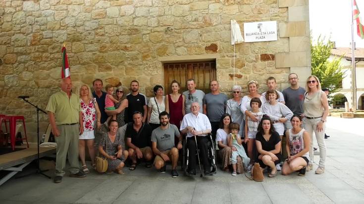 Memoriaren eta erreparazioaren bidean pauso bat  gehiago eman dute Plaza Txikia “Bujanda eta Lasa Plaza” izendatuta