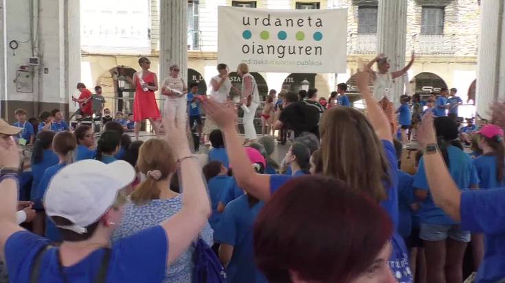 Ordiziako Euskal Eskola Publikoak 700 pertsona inguru elkartu zituen frontoian ospatu zuen bazkarian
