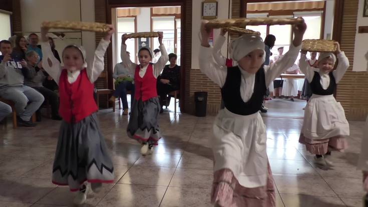 San Jose egunaren baitan Urdaneta dantza taldeak Zuhaizti elkartean dantzatu du