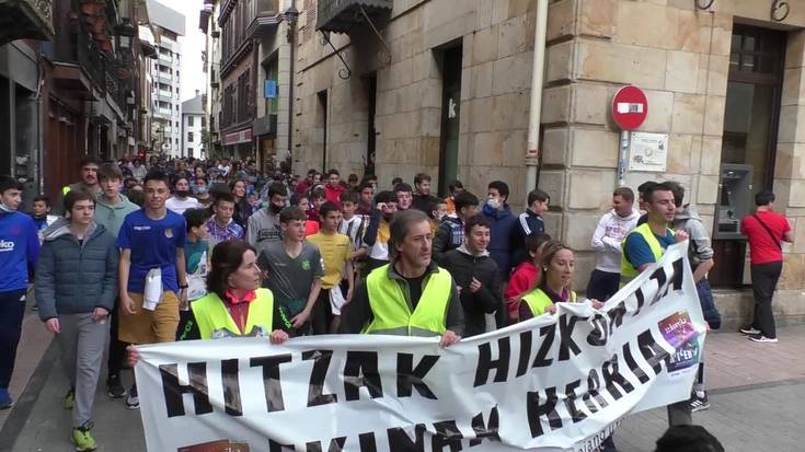 Korrika txikia ospatu dute goizean Urdaneta-Oianguren ikastetxeetako gazteek