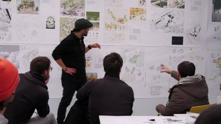 Herriko plaza eraberritzeko arkitektura ikasleen 17 proiektu baloratu dituzte zaldibiarrek