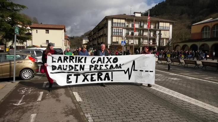 Mikel Otegi presoaren egoera salatzeko, giza katea Itsasondotik Ordiziara