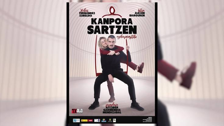 “Kanpora Sartzen” antzerkiaren estreinaldirako sarrerak salgai udaletxean eta liburutegian